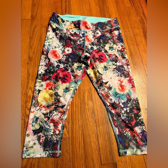 Spalding Floral Print Athletic Capri Leggings - Picture 3 of 7